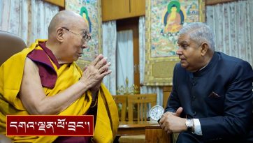 རྒྱ་གར་གྱི་སྲིད་འཛིན་གཞོན་པ་ཟུར་པ་སོགས་ཡུལ་གྲུ་འདྲ་མིན་གྱི་དད་ལྡན་ ༣༠༠ ལྷག་ལ་མཇལ་ཁ་སྩལ་བ།