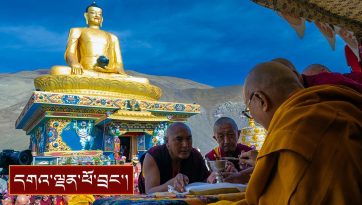 ལ་དྭགས་ཏོག་ཡུལ་གྱི་ཐུབ་དབང་སྐུ་བརྙན་ཆེན་མོར་མཆོད་མཇལ་དུ་ཆིབས་བསྒྱུར།
