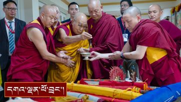 ལ་དྭགས་ཀྱི་སློབ་ཕྲུག་དང་། ཝེད་ནམ་སོགས་ཕྱི་རྒྱལ་ཡུལ་གྲུ་འདྲ་མིན་ནས་ཕེབས་པའི་དད་ལྡན་མང་ཚོགས་ལ་མཇལ་ཁ།