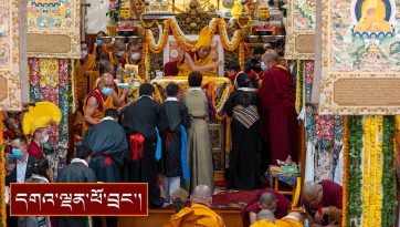 སྒྲོལ་དཀར་ཚེ་སྦྱིན་འཁོར་ལོའི་སྒོ་ནས་བརྟན་བཞུགས།