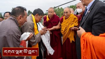 སྒང་ཏོག་ཏུ་༸ཞབས་སོར་བདེ་བར་འཁོད་པ།