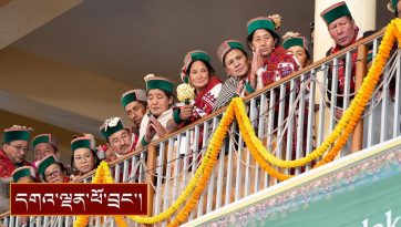 ཁུ་ནུ་བ་ལྷ་སྡེ་མི་སྡེ་ཡོངས་ནས་སྒྲོལ་དཀར་ཡིད་བཞིན་འཁོར་ལོའི་ཆོ་གའི་སྒོ་ནས་བརྟན་བཞུགས།