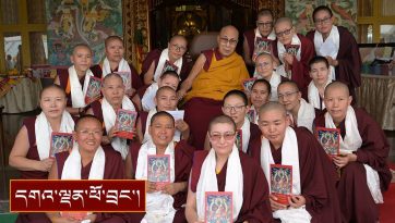 རྣམ་གྲོལ་གླིང་གི་མཁན་མོ་ཐོན་རིམ་དང་པོའི་བཙུན་མ་རྣམས་ལ་མཇལ་ཁ་དང་བཀའ་སློབ་སྩལ་བ།