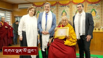 མི་མང་ལ་མཇལ་ཁ་དང་། རོ་མཱ་ནི་ཡའི་མཐོ་སློབ་ཅིག་གི་མངོན་བསྟོད་གཟེངས་རྟགས་འབུལ་བཞེས་མཛད་པ།