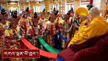 དགའ་ལྡན་ཕོ་བྲང་དང་། རྣམ་རྒྱལ་གྲྭ་ཚང་། རྣམ་ཟུར་གསུམ་གྱིས་བརྟན་བཞུགས་བསྟར་འབུལ་ཞུས་པ།
