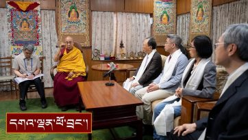 རྒྱ་རིགས་ཚན་རིག་པ་མཉམ་དུ་བགྲོ་གླེང་ཐེངས་གསུམ་པ་གནང་བ།