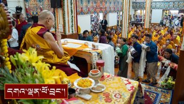 ཚེ་དཔག་མེད་དྭངས་མ་བཅུད་འདྲེན་གྱི་ཆོ་གའི་སྒོ་ནས་བརྟན་བཞུགས་བསྟར་འབུལ་ཞུས་པ།