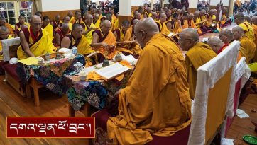 སེར་སྨད་སྨན་བླའི་སྒྲུབ་མཆོད་ཆེན་མོའི་ཚོགས་མགོན་དུ་ཆིབས་བསྒྱུར།