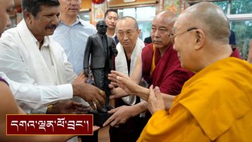 རྒྱ་གར་བ་ཉེར་བརྒྱད་ལ་མཇལ་ཁ་དང་བཀའ་སློབ་སྩལ་བ།