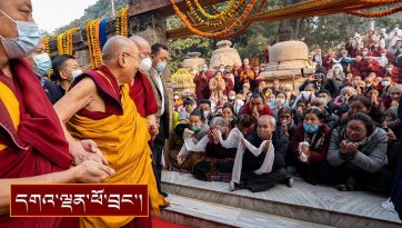 བྱང་ཆུབ་ཆེན་པོའི་མཆོད་རྟེན་རིན་པོ་ཆེར་ད་ཐེངས་ཀྱི་གནས་གཟིགས།