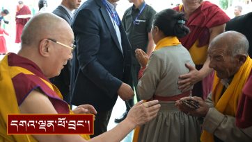 ལ་དྭགས་གླེ་ཞི་བའི་ཚལ་ཕོ་བྲང་དུ་མཇལ་ཁ་བཀའ་དྲིན་སྩལ་བ།