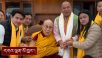 ཨ་རུ་ཎཱ་ཅལ་གྱི་ནང་སྲིད་བློན་ཆེན་དང་སྐུ་འཁོར་བཅུ་ལ་མཇལ་ཁ་སྩལ་བ།